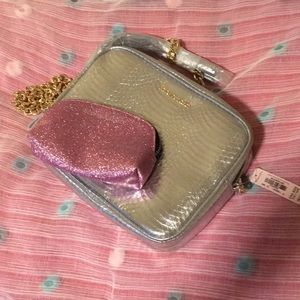 🎀NWT Victoria's Secret bag plus FREE GIFT🎀